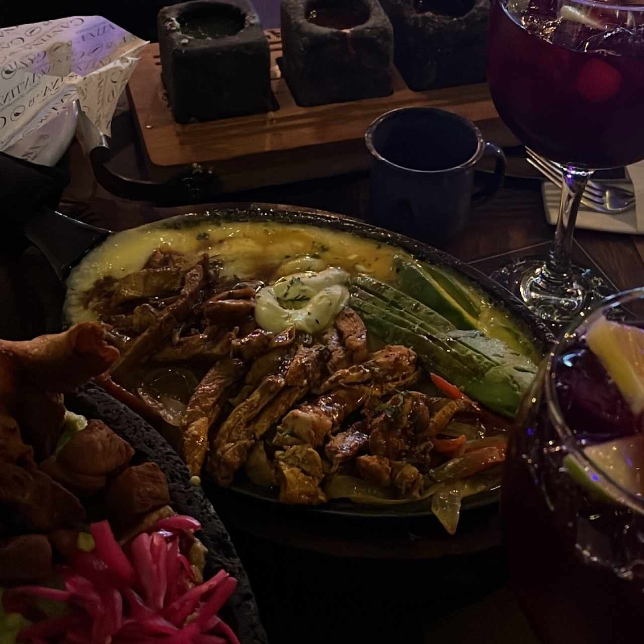 Fajitas de Pollo y Molcajete de Chicharron de Lomo