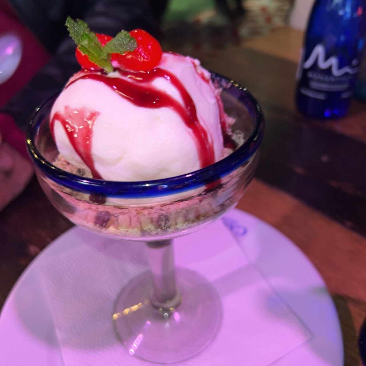 Helado de vainilla con sirope de fresa