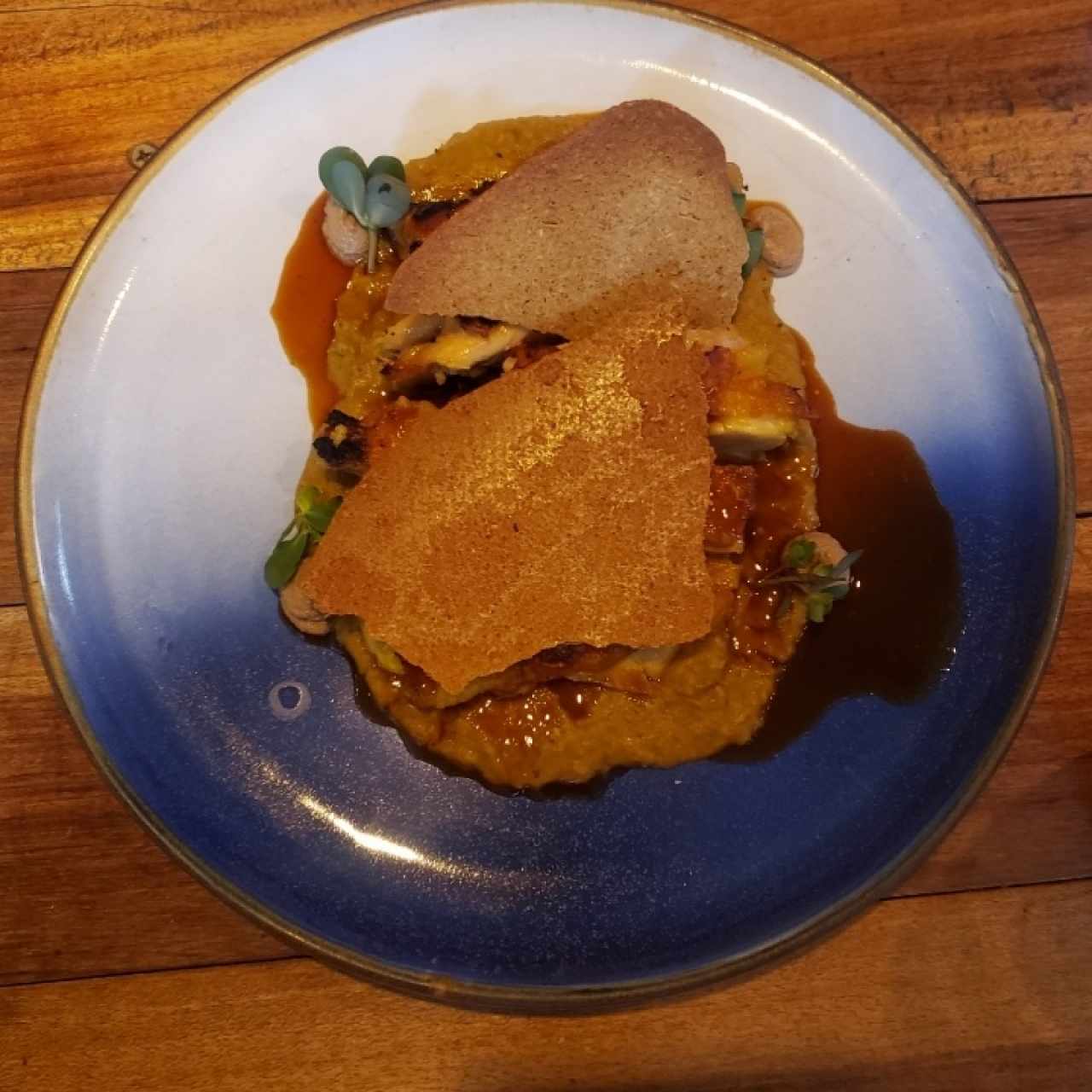 Pierna de Pollo Criollo y Maiz