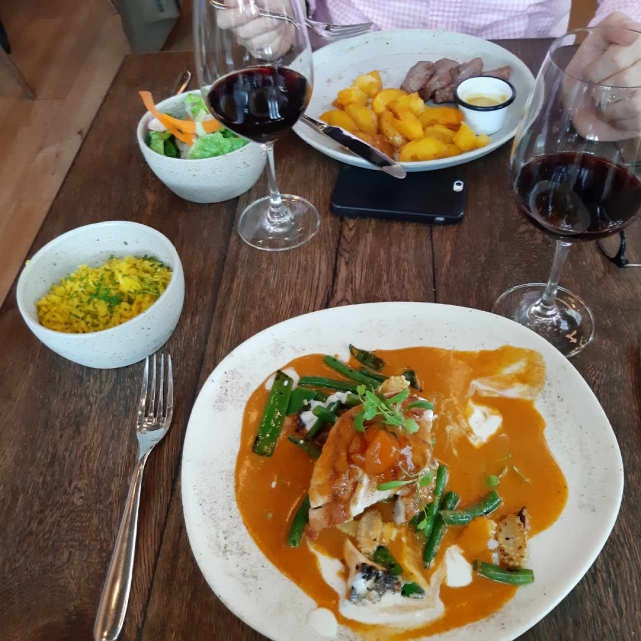 Pesca del día al Curry Hindu y Arroz Salvaje