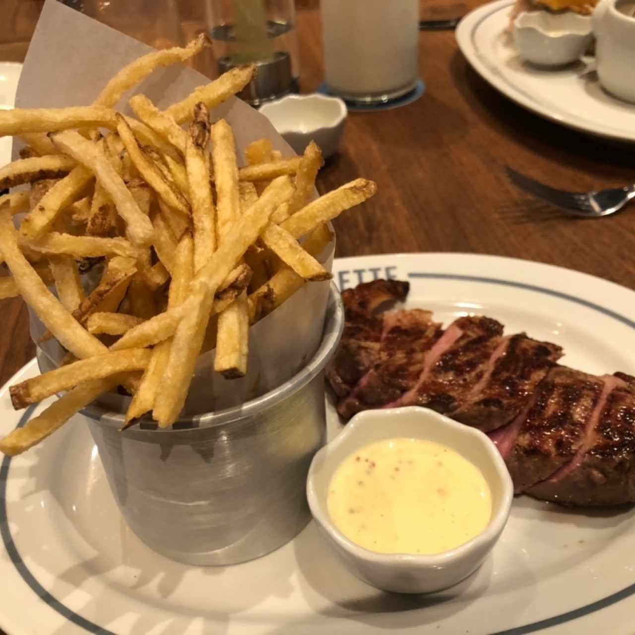lomo de res, salsa mostaza y papitas 