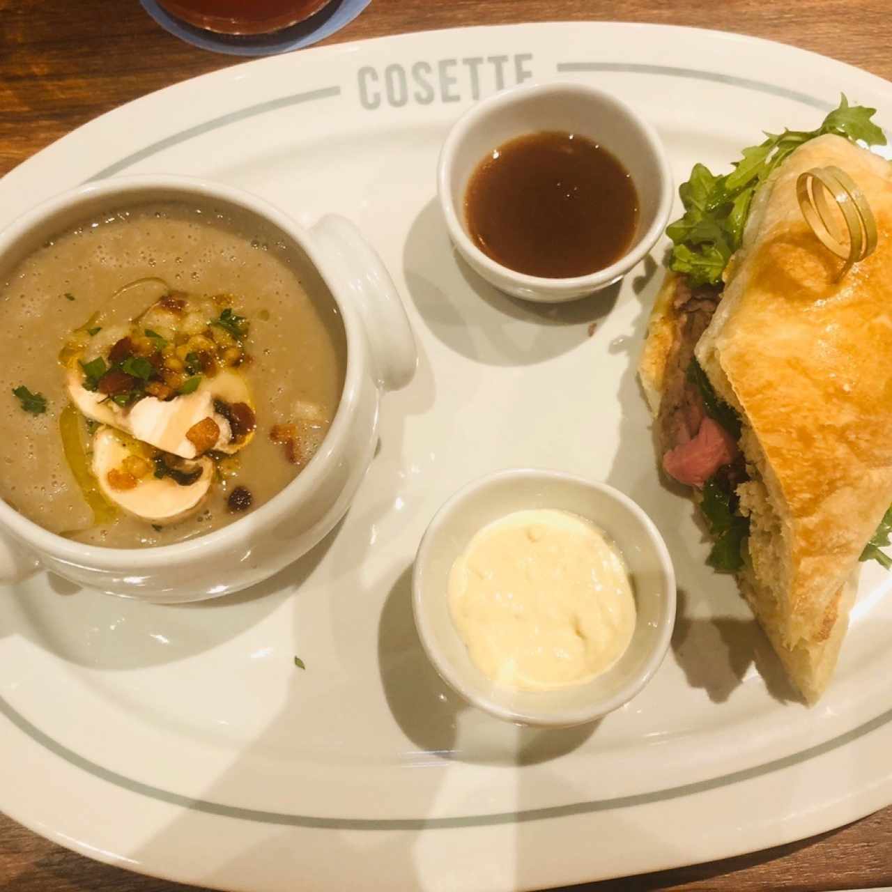 Media crema de champiñon y medio sandwich roast beef 
