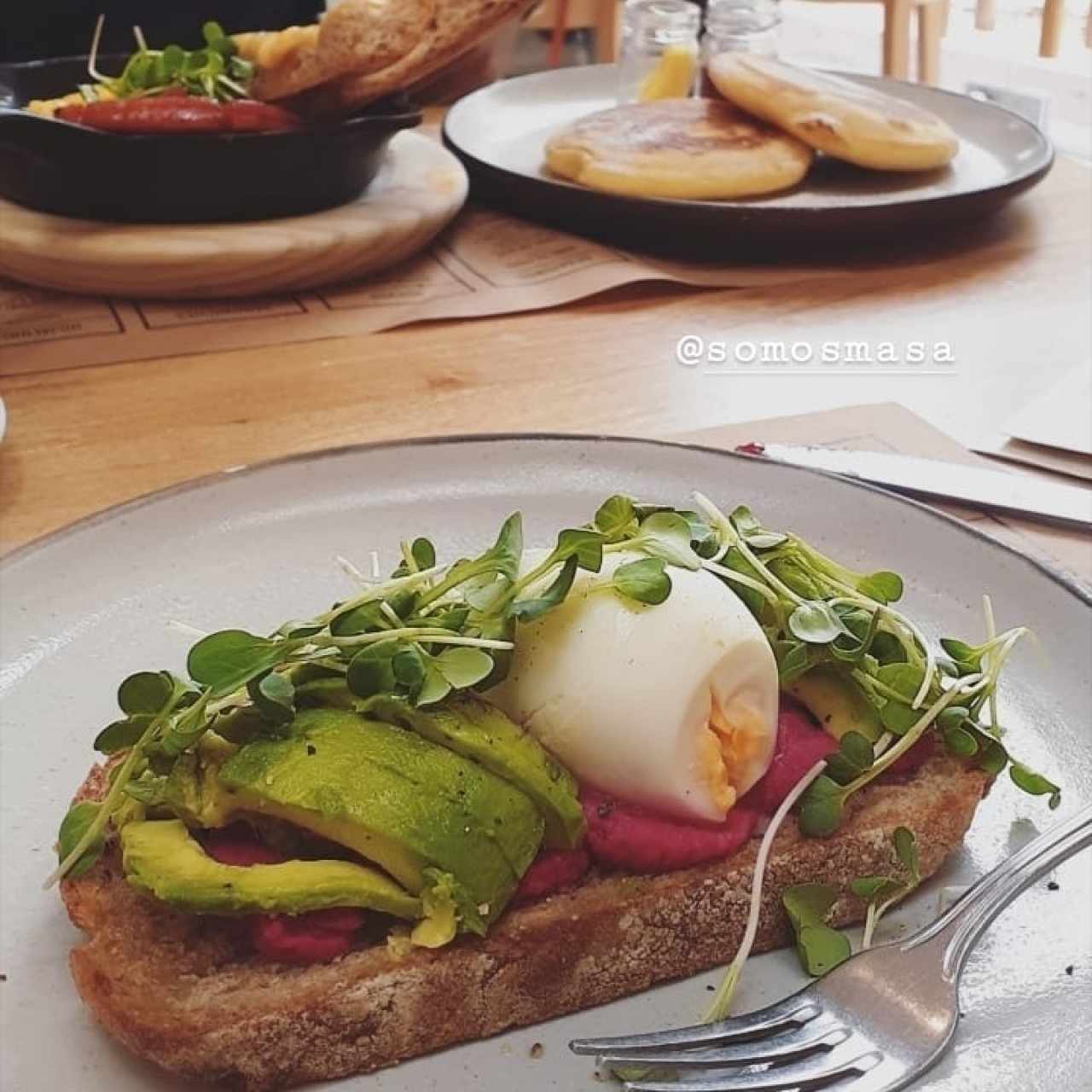 Tostada con hummus de remolacha