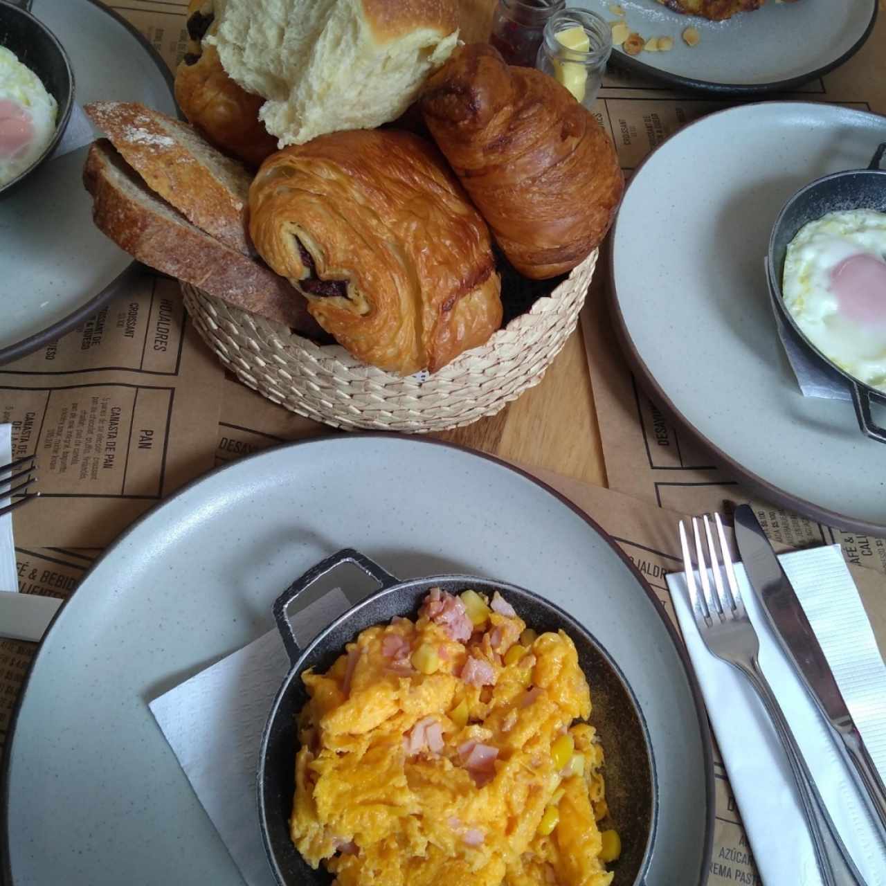 huevos con jamón y maiz. cesta de pan MASA