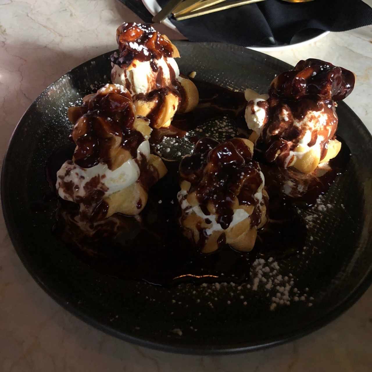 Profiteroles con helado
