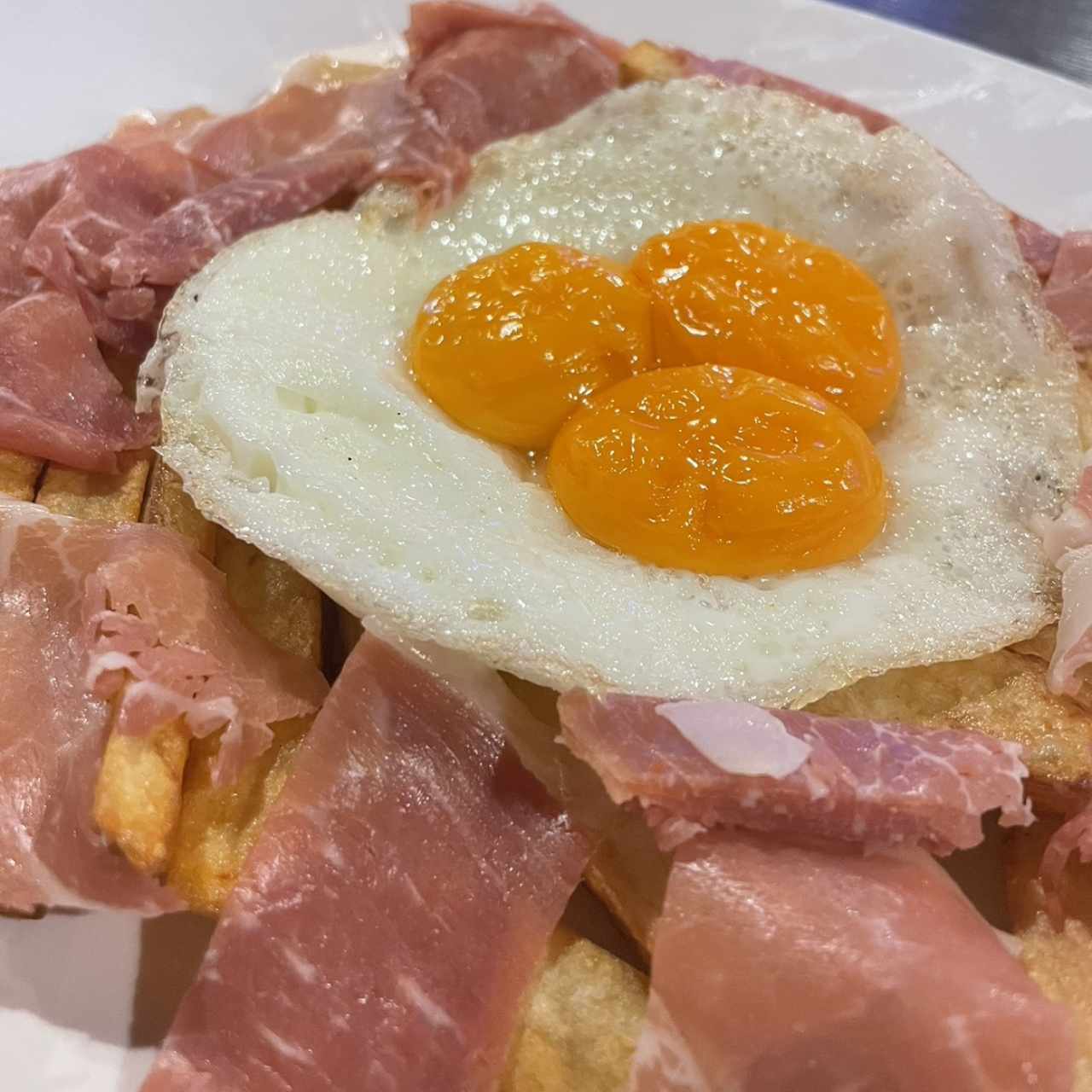 Huevos rotos con jamon 