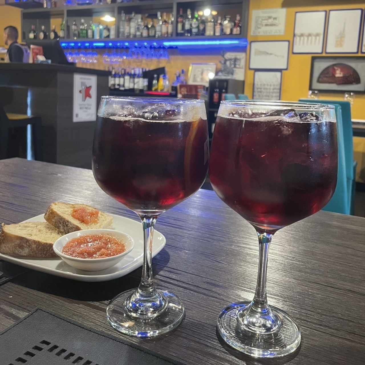 Tinto de verano y pan con tomate