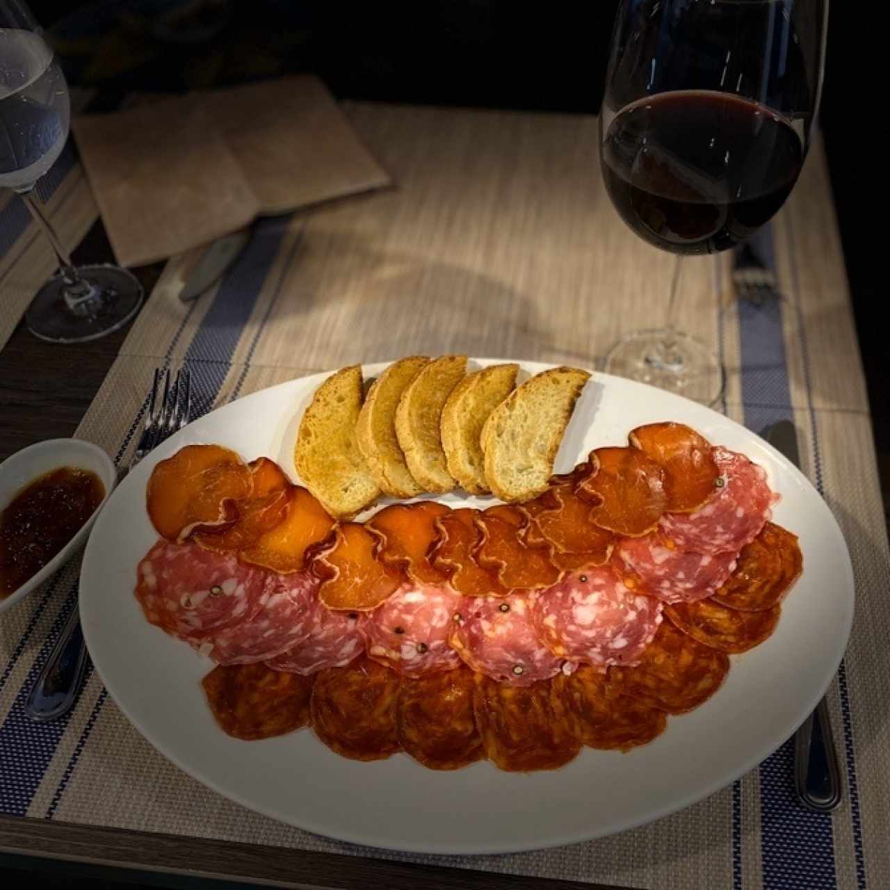 iniciamos la semana con algo muy nuestro: surtido de ibericos ¡ven a saborearlos!
