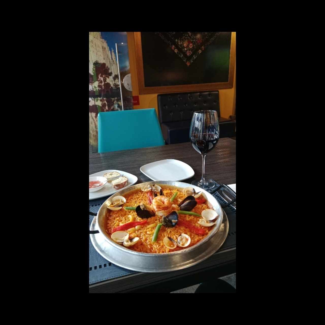 Paella Valenciana y vino tinto