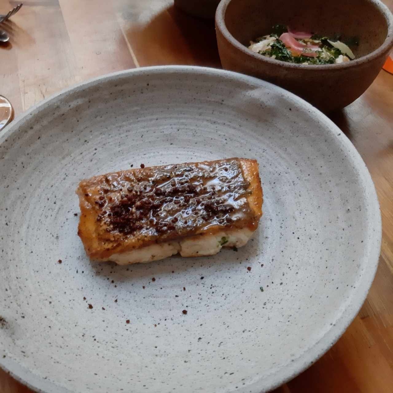 Pirarucu acompañado de arroz con chistorra