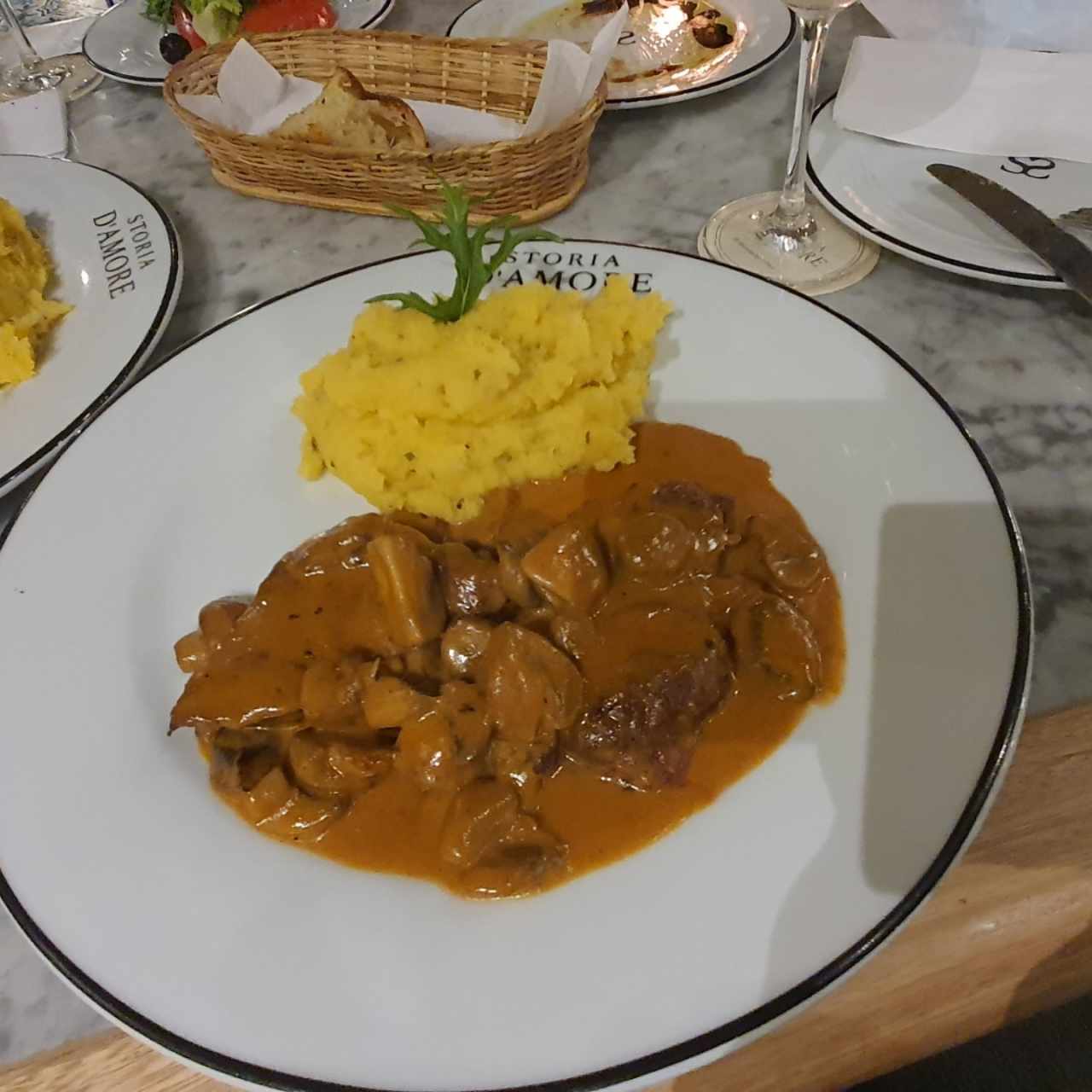 lomo de res en salsa de champiñones con pure se papa