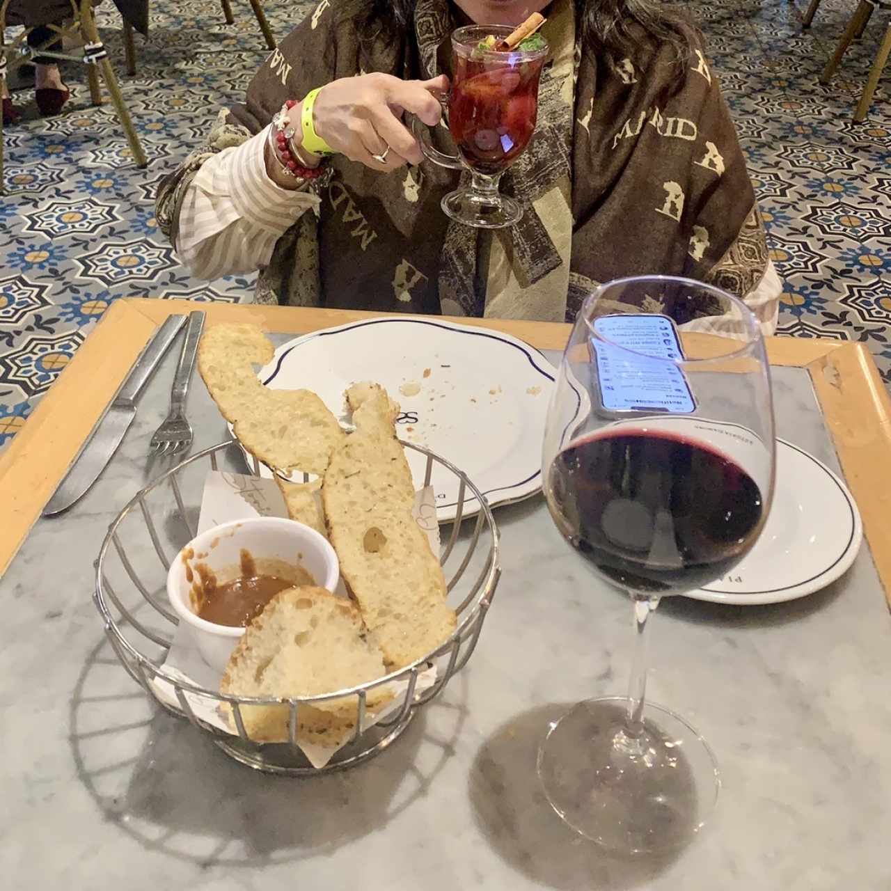 Vino Le Voiie trivarietal y infusión de frutos rojos