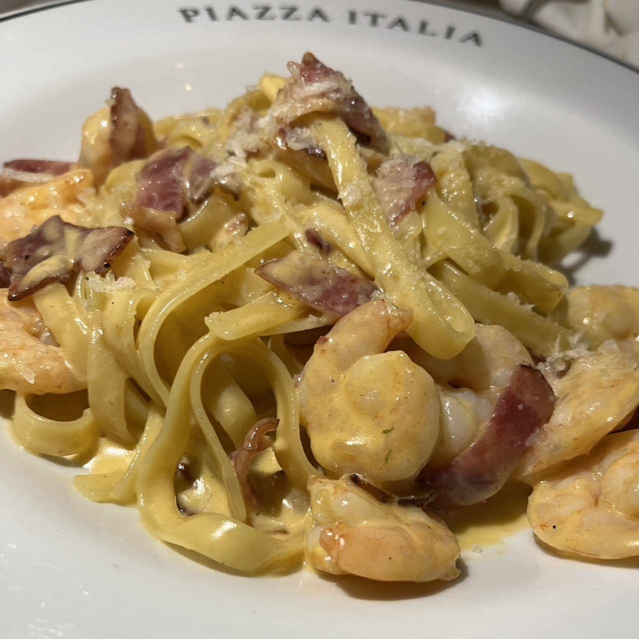 Fetuchini con camarones y extra de bacon