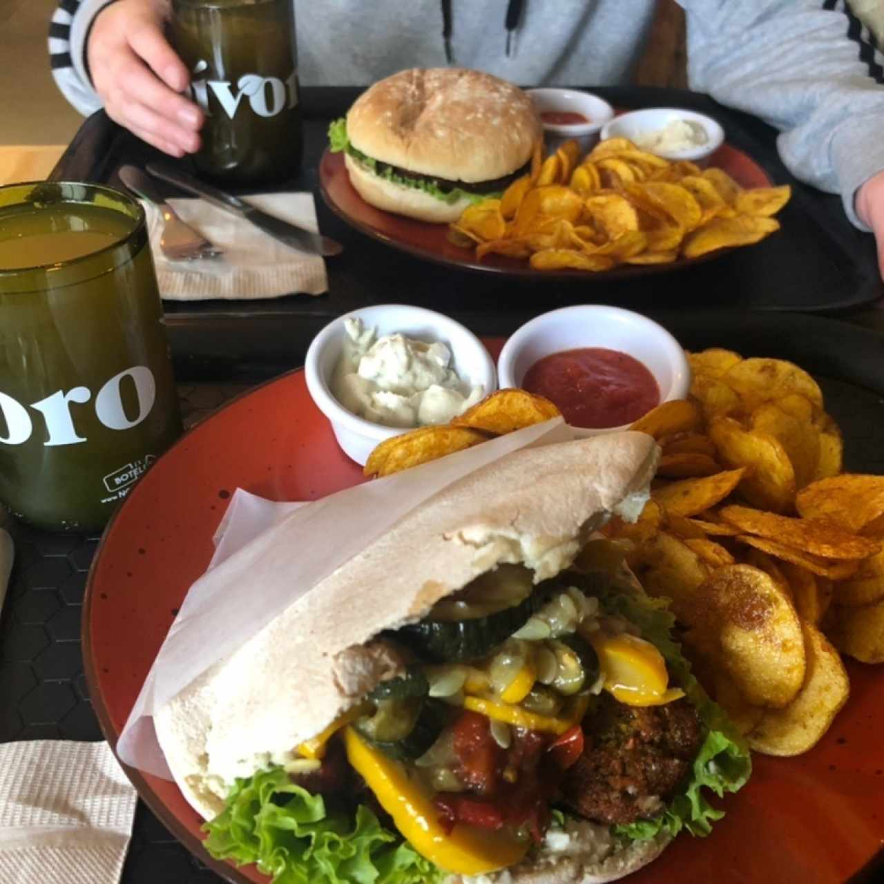 Hamburguesa y pita con chips de papa criolla 