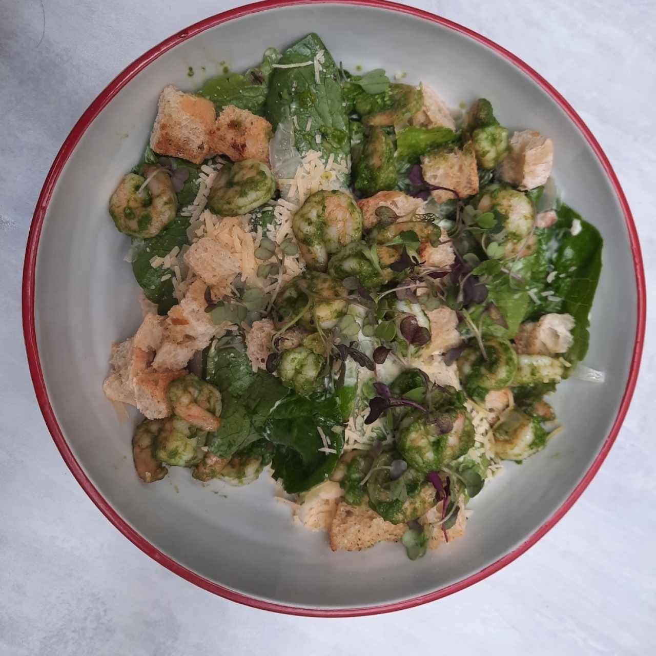 Ensalada César con camarones