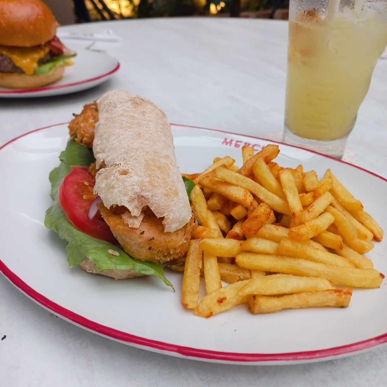 1/2 combo Sándwich Crispy Chicken + Papas clásicas 