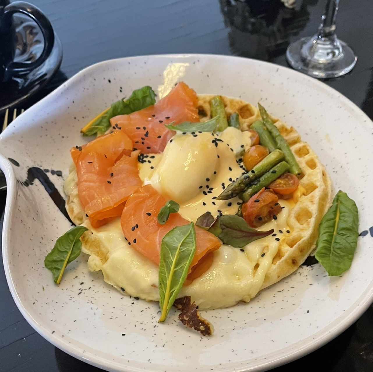 Waffle con salmon y huevo
