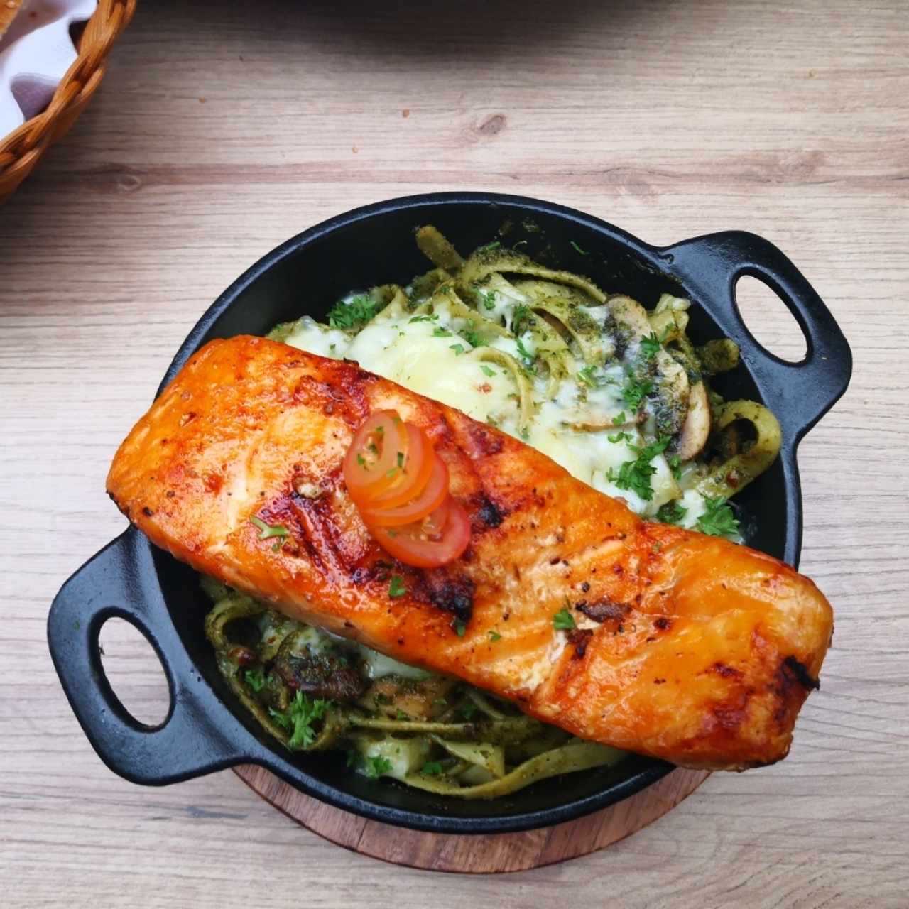 Salmón a la parrilla con fetuchini en pesto. 
