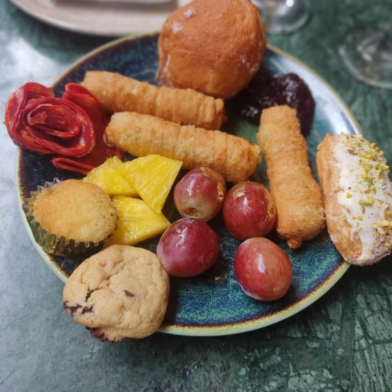 Barra de pastelería y embutidos