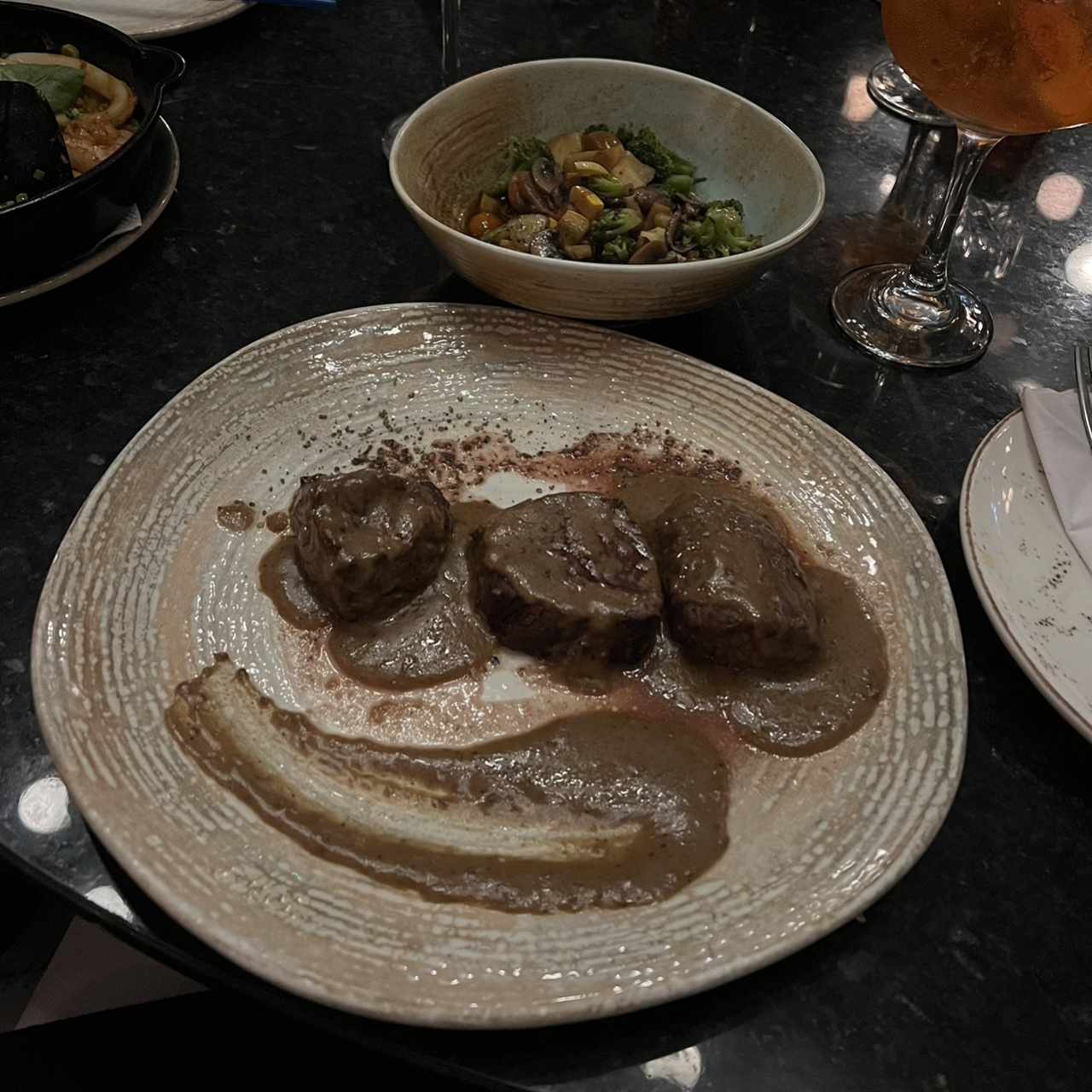 Steak Pimienta con Vegetales Salteados 