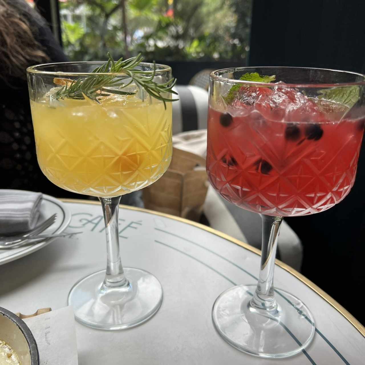 Soda saborizadas, frutos amarillos y del bosque. 