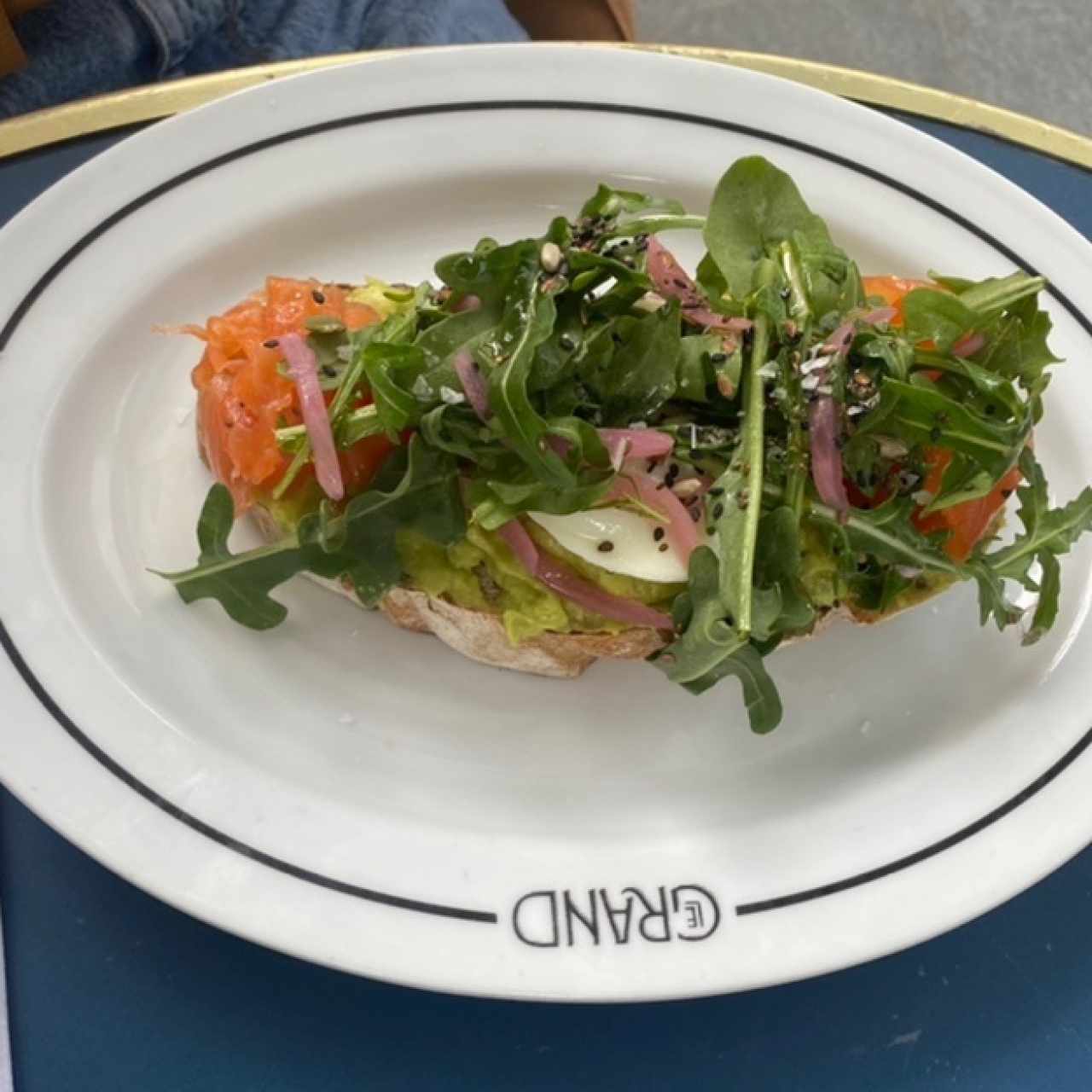 Tostadas con salmón y aguacate 