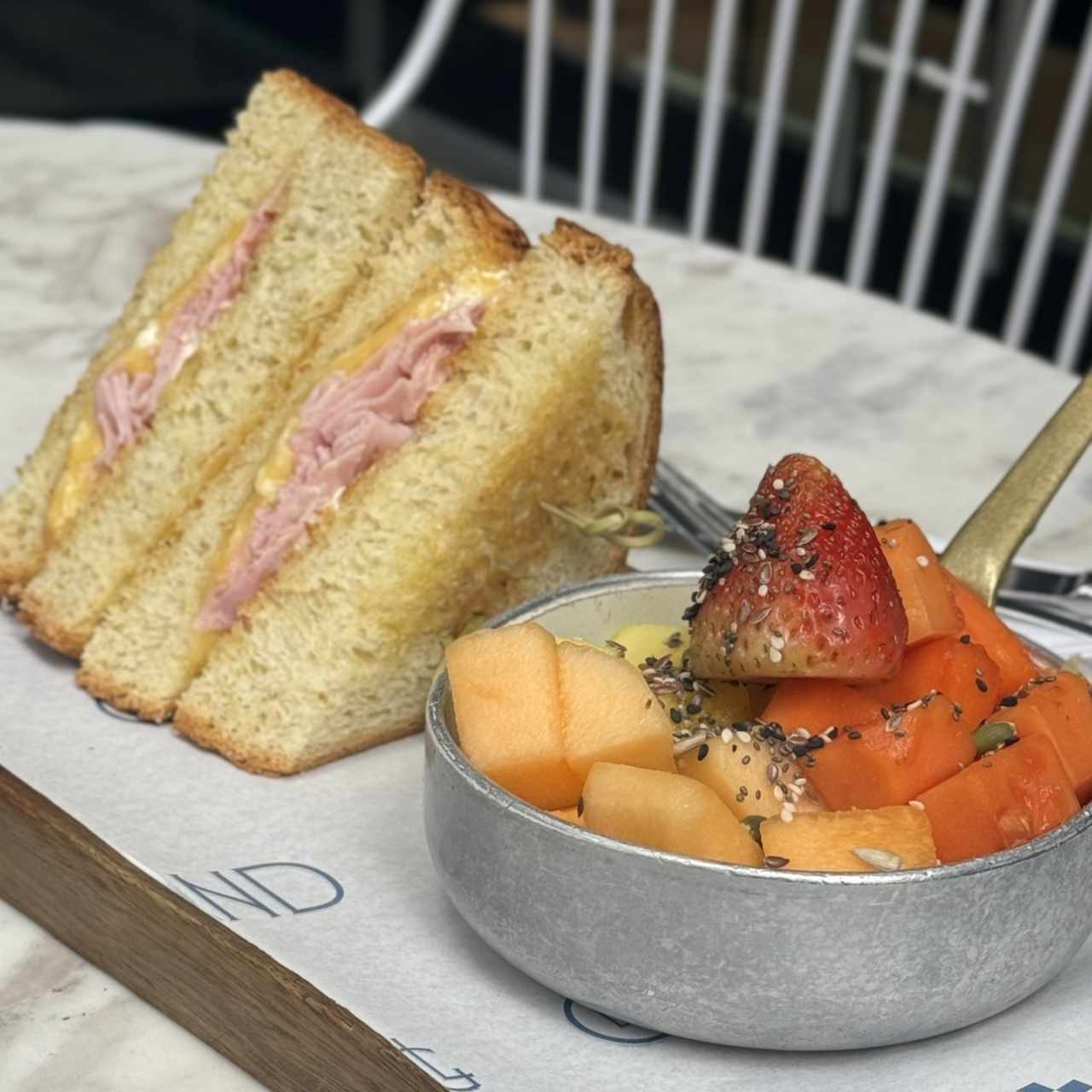 Sandwich al grill con jamón y queso 