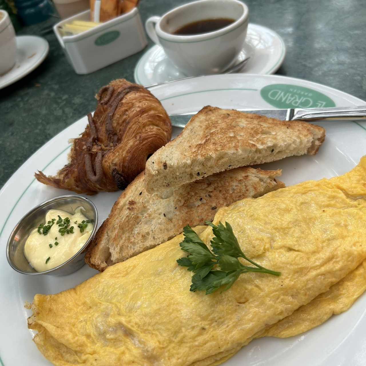 Omelette, café americano y pan de chocolate 
