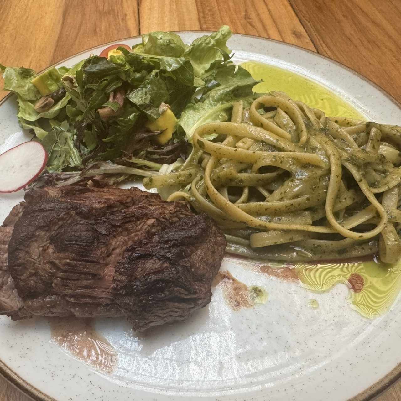 Lomo con spaghetti al pesto y ensalada de la casa