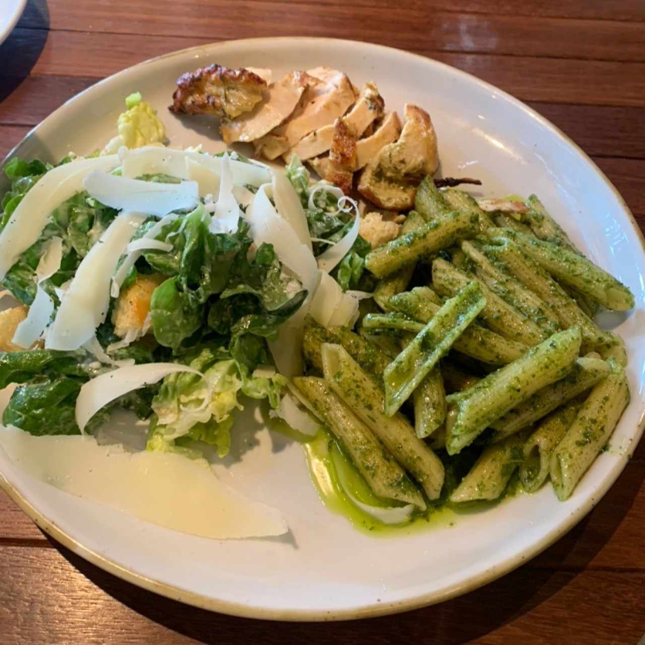 Pasta al pesto y ensalada cesar pollo