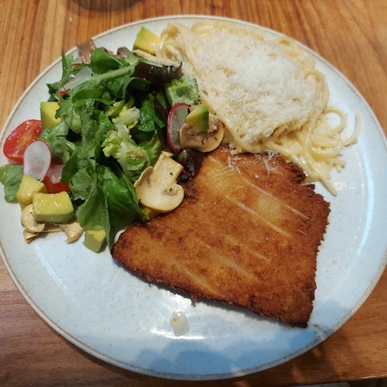 milanes de cerdo con ensalada y pasta carbonara