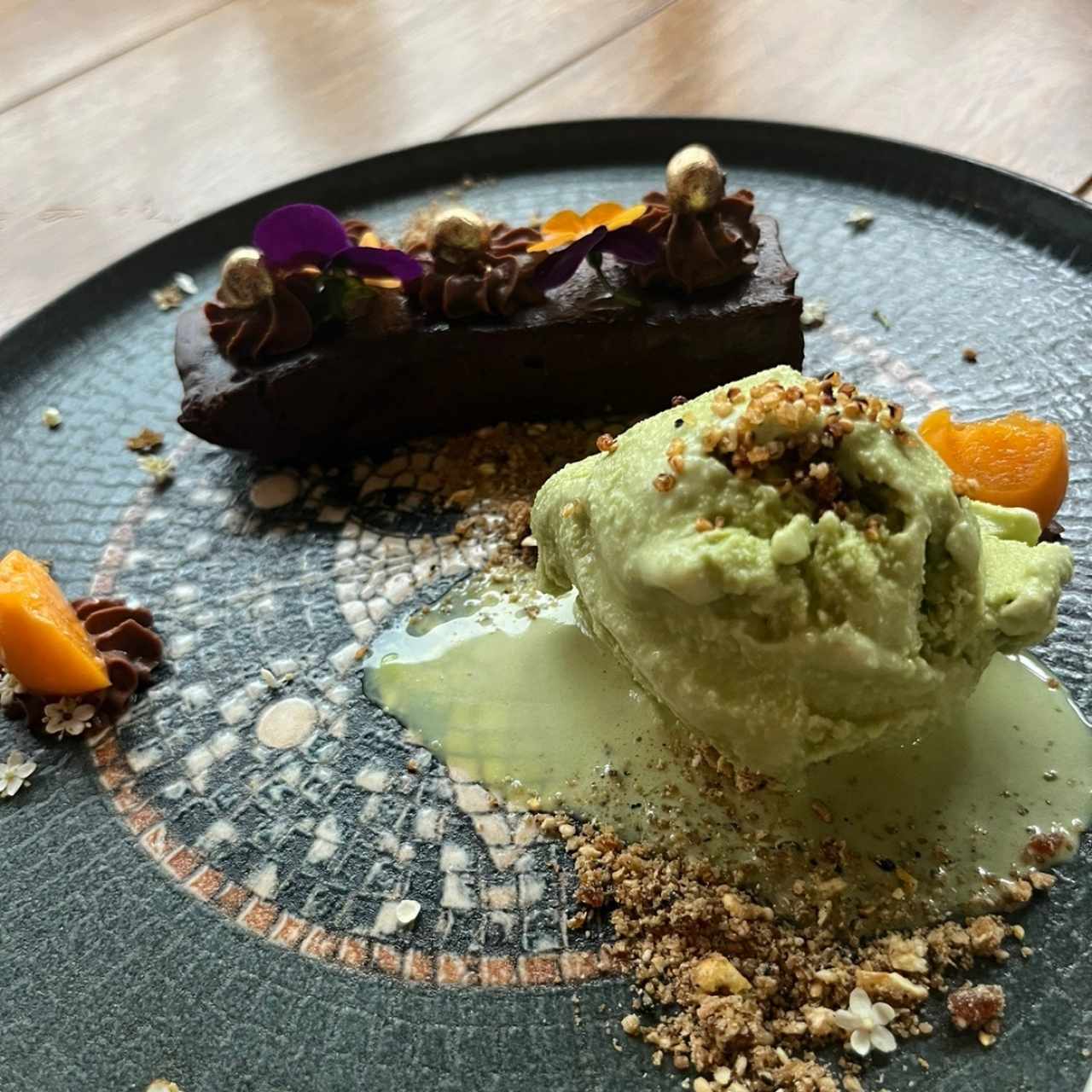 Torta de chocolate y helado de pistacho 