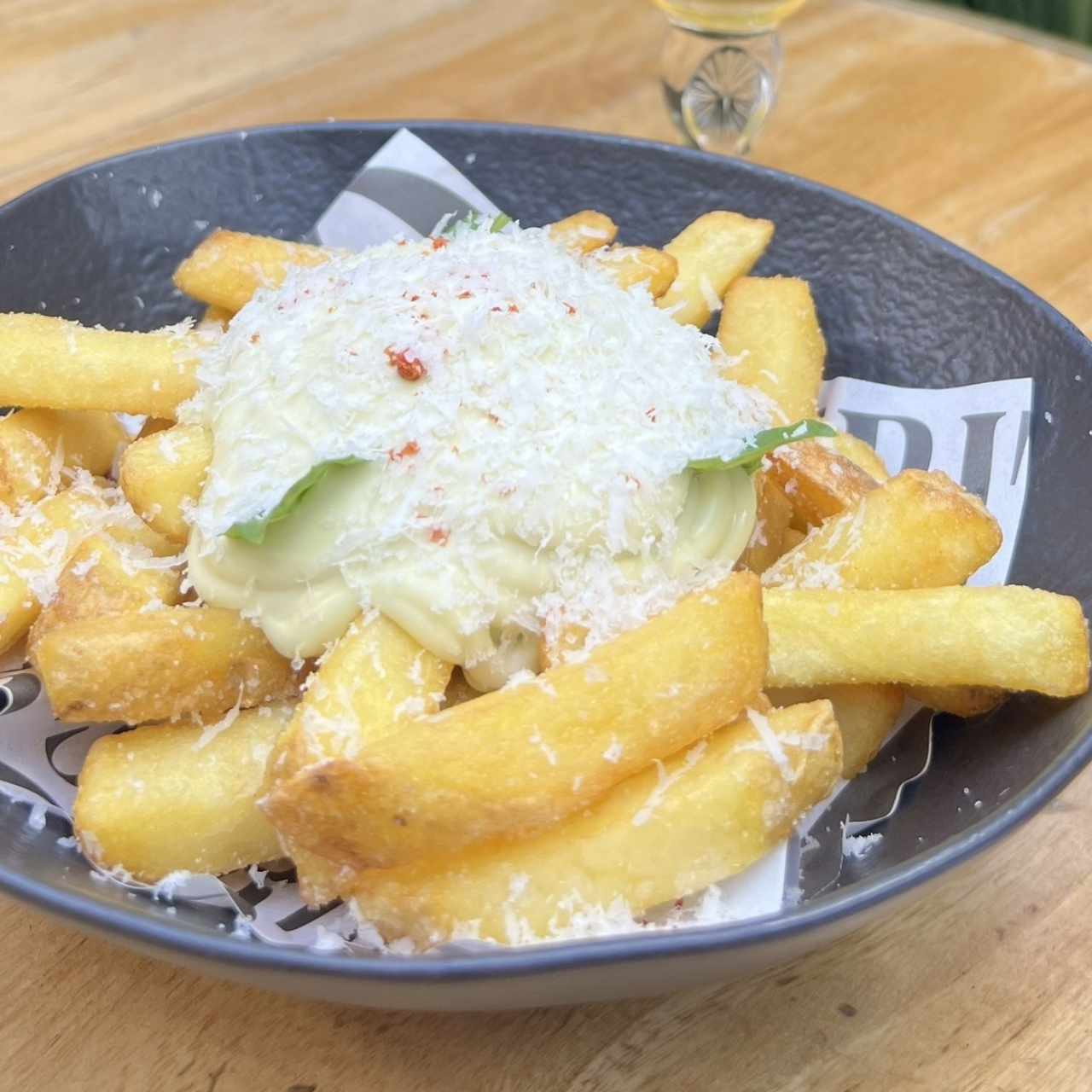 Papas con mayonesa de albahaca