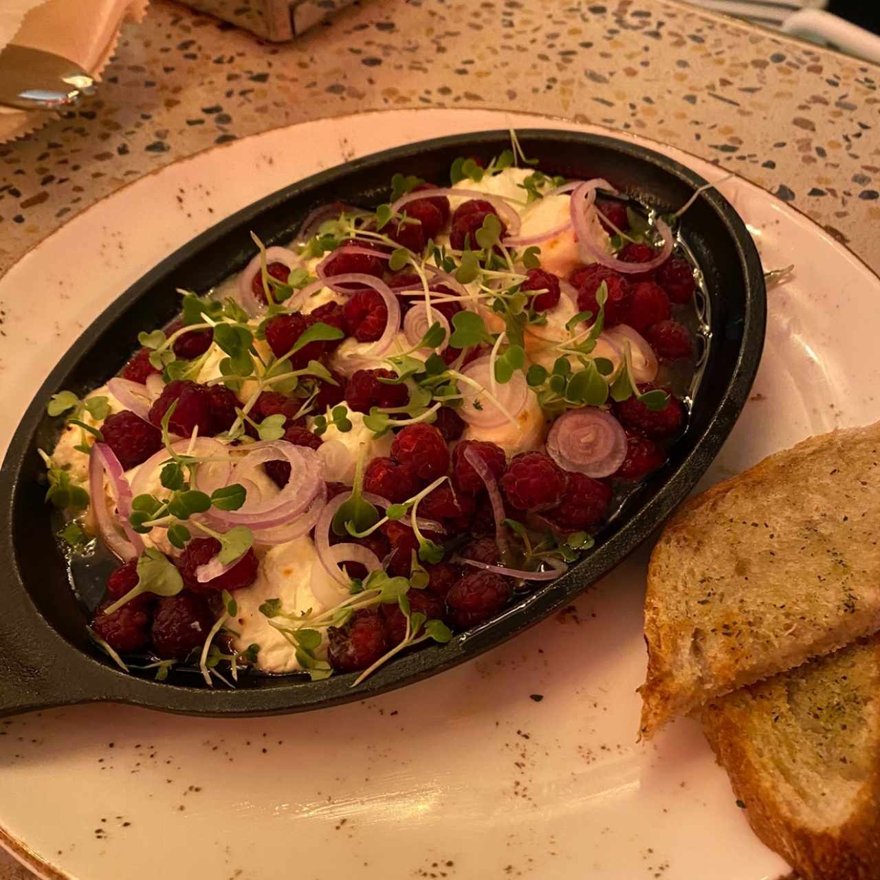 FROMAGE DE CHEVERE ET FRAMBOISES