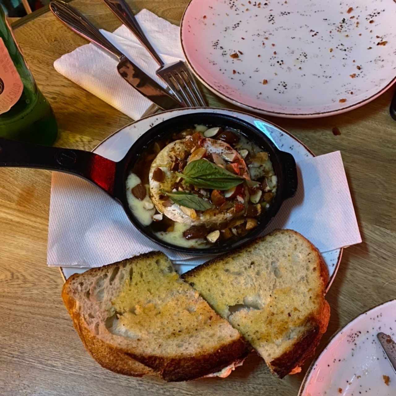 queso brie con almendras tostadas