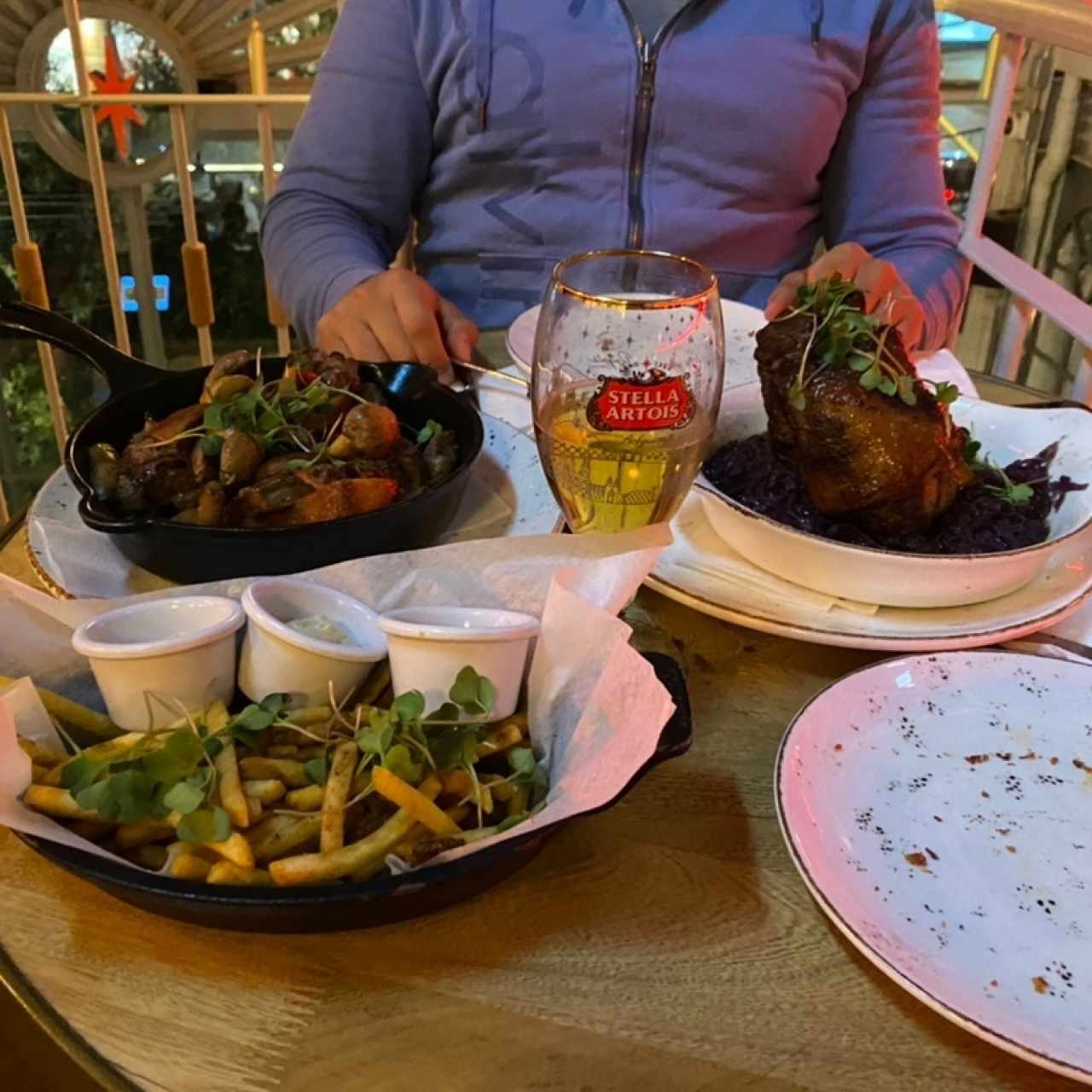 papas estilo belga, codillo de cerdo y chatas 