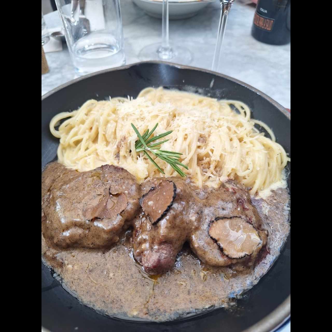 lomo del chef en salsa de trufa y pasta al permiagiano reggiano