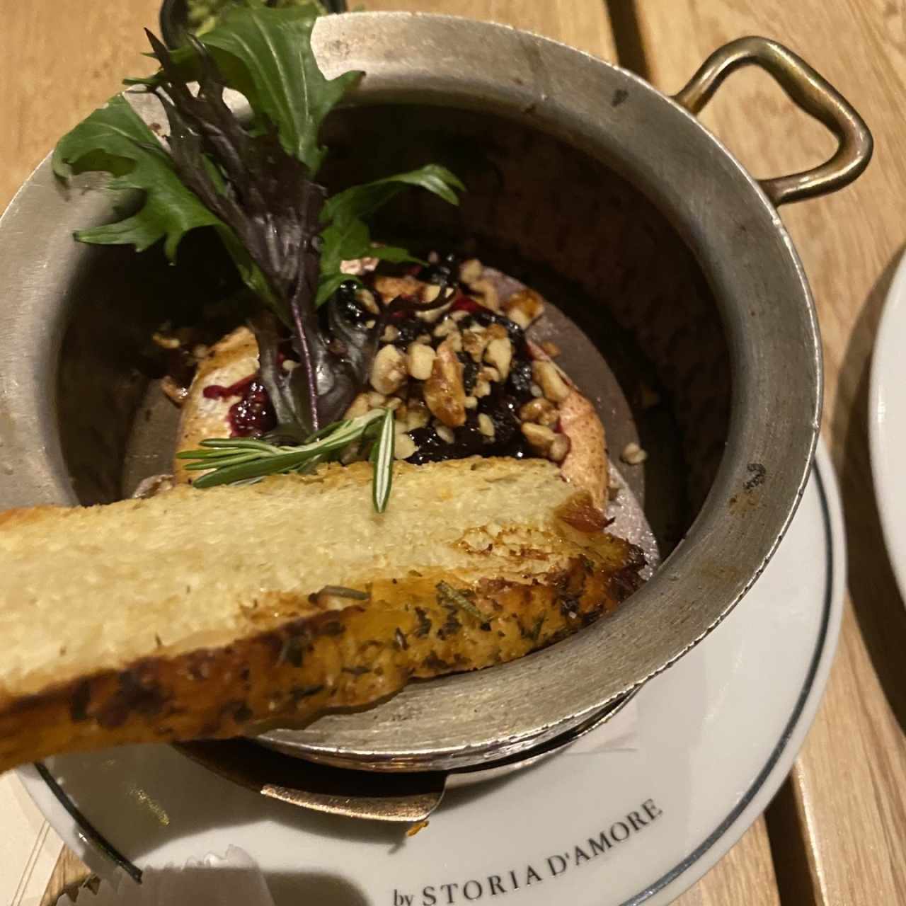Queso brie con arandanos nueces y mermelada
