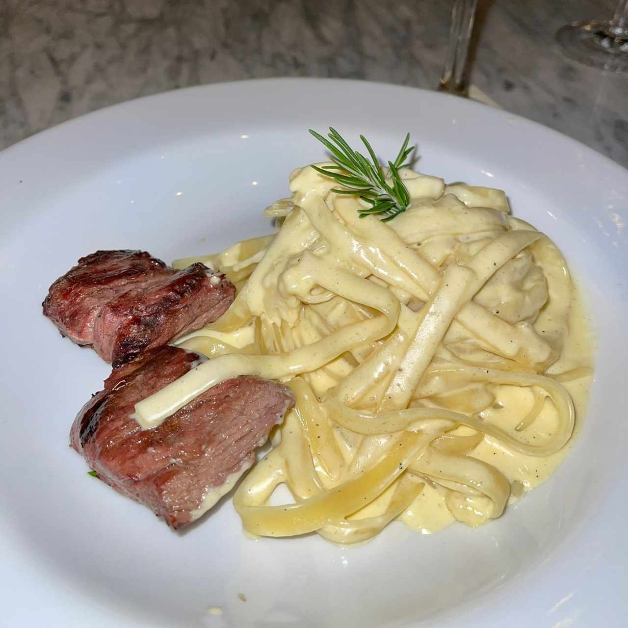 Fettuccini a la parmigiano con lomo 