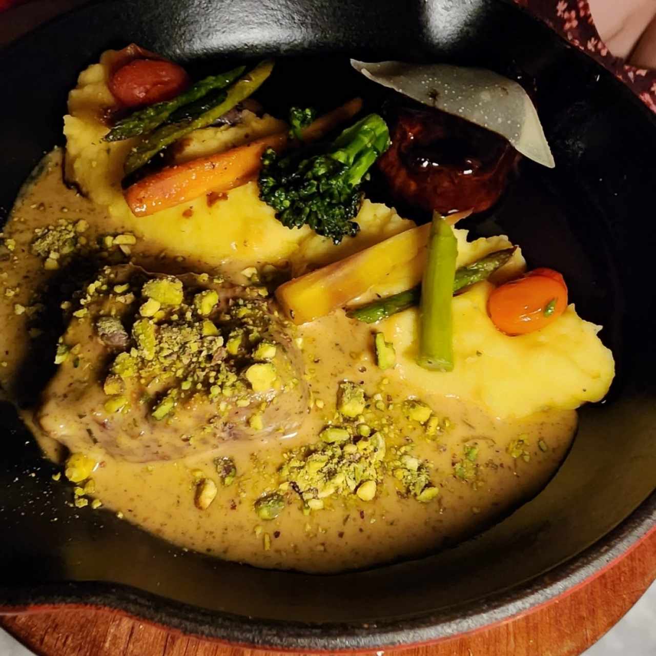 Lomo en reduccion de balsamico y lomo e en salsa de Pistacho.