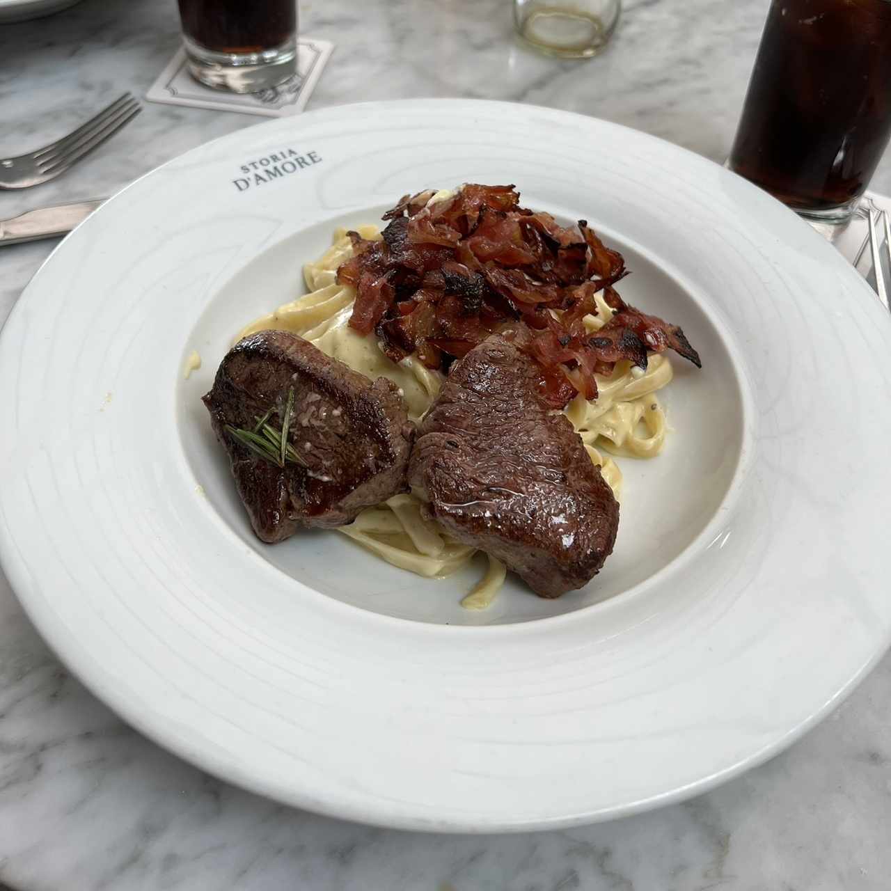 Fettuccini Al Parmiggiano Reggiano con Lomo y Tocineta 