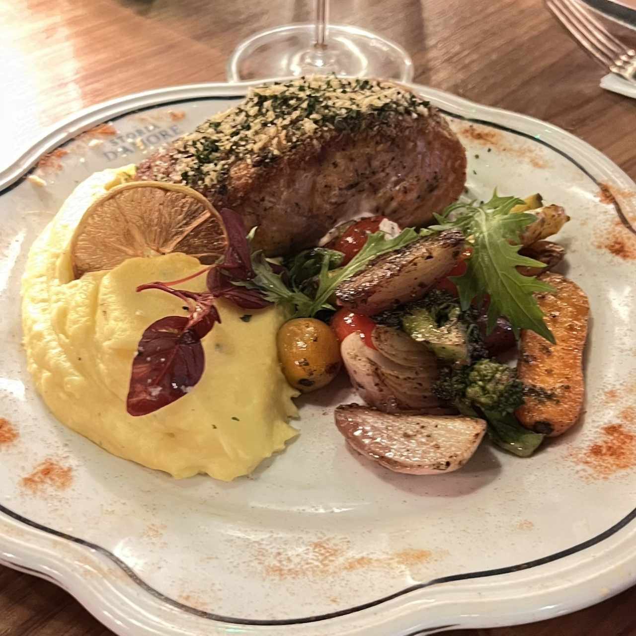 Salmon a la plancha con pure de papa y verduras