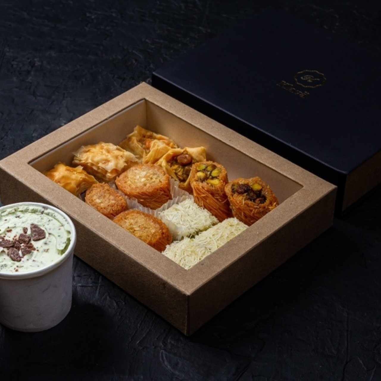 caja mixta de baklavas y helado