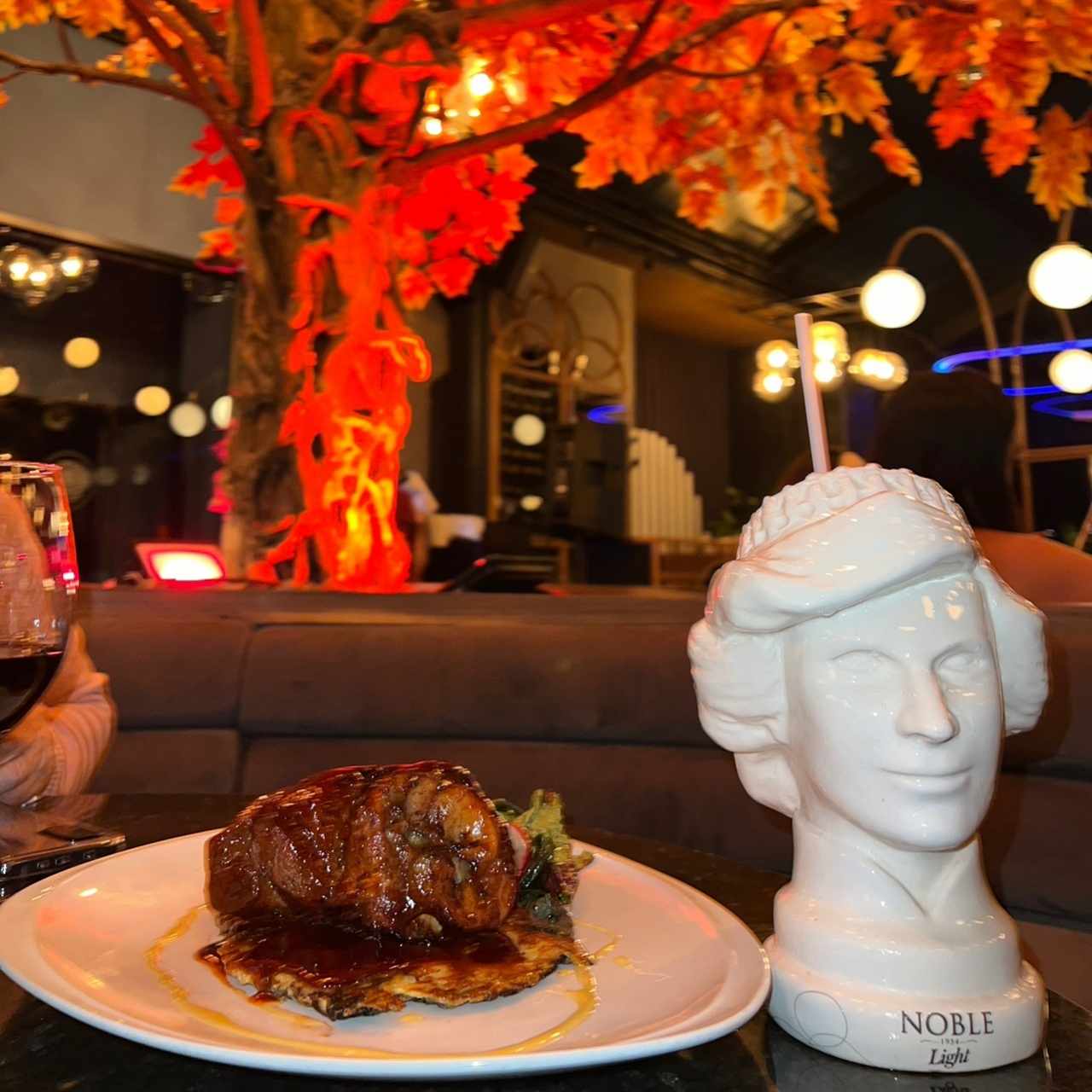 Cocktail y plato fuerte