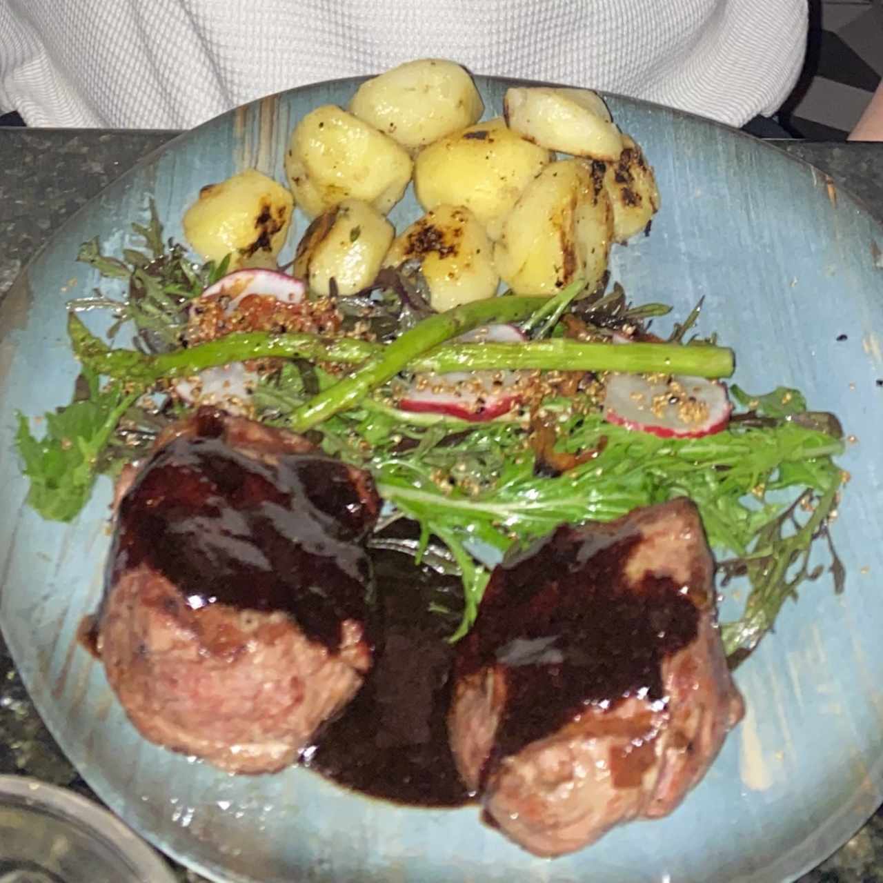 Lomo al vino con ensalda y papas al vapor