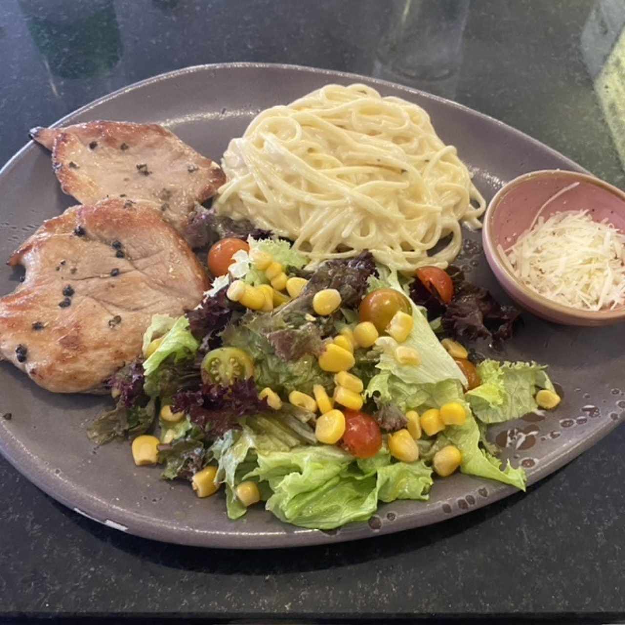 Filete de cerdo con pasta y ensalada