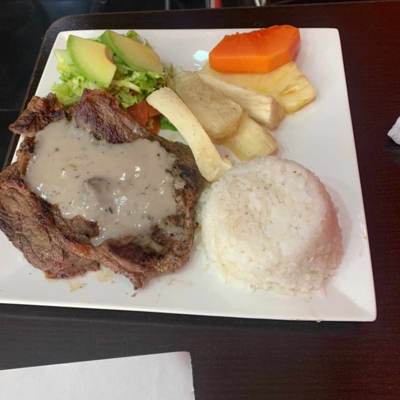 Bistec con arroz, ensalada y yuca