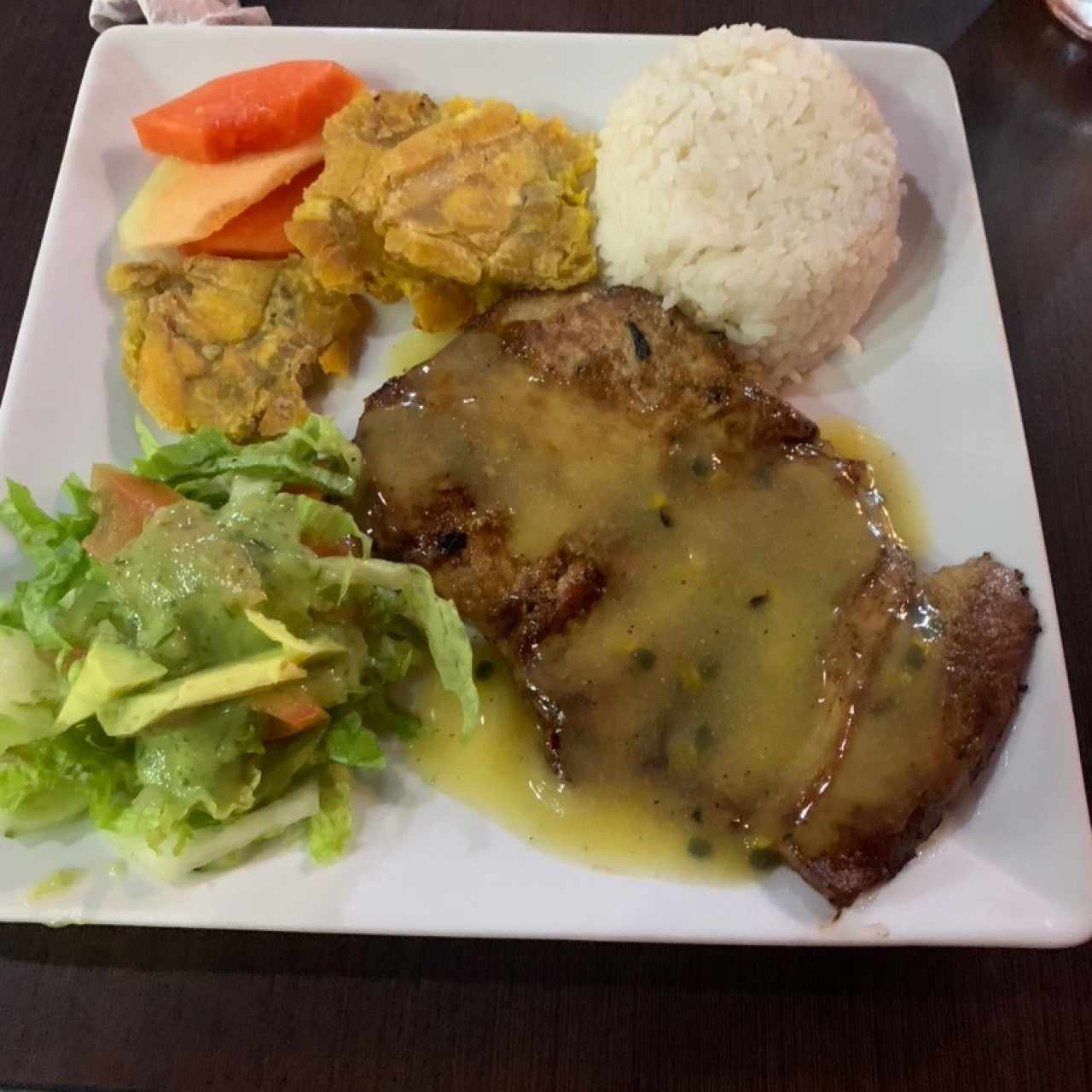 Lomo de cerdo salsa de maracuya