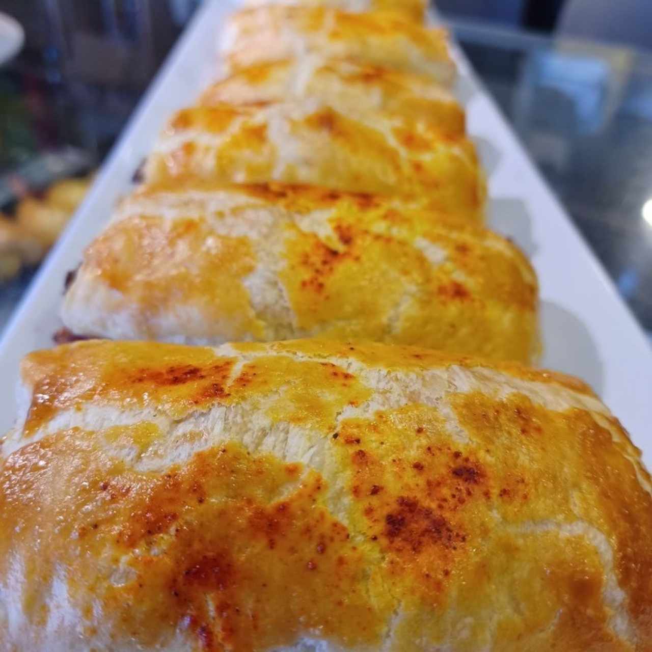Pastel hojaldrado carne con un toque picante
