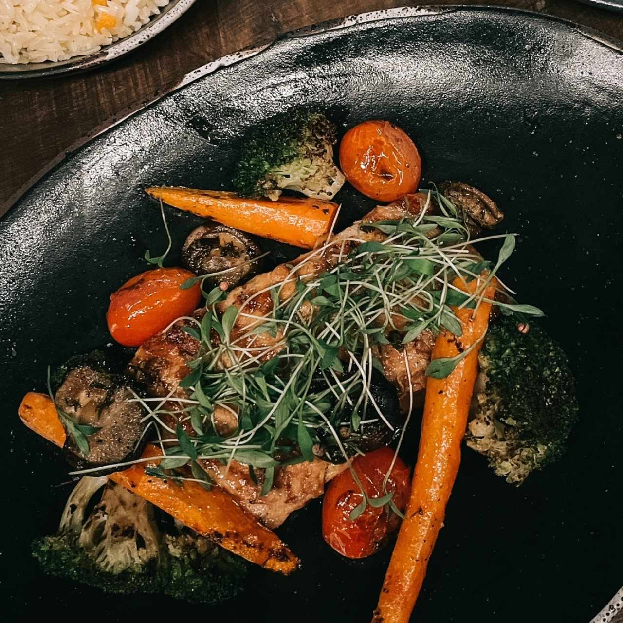 Salmón a la brasa con miso acompañado de vegetales a la parrilla